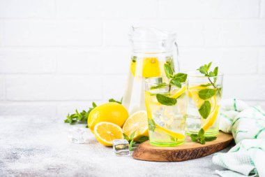 Beyaz masada iki bardak limonata. Yaz içeceği, geleneksel içecek kokteyli..