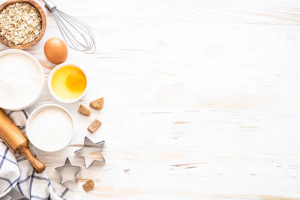 Pişirme Malzemeleri Beyaz Ahşap Masada Şeker Yumurta Merdane Tasarım Için — Stok fotoğraf
