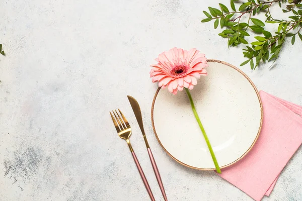 Cadre Table Avec Assiette Blanche Fleur Rose Couverts Table Cuisine — Photo
