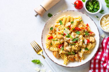 Hindili makarna, sebze ve parmesanlı beyaz. Kopyalama alanı olan üst görünüm.