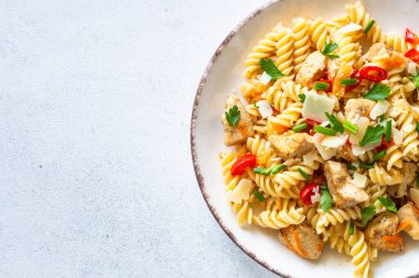 Hindi, tavuk, sebze ve parmesanlı makarna. Kopyalama alanı olan üst görünüm.
