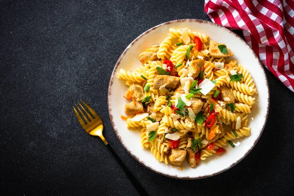 Pasta Met Kalkoen Kip Groenten Parmezaanse Kaas Donkere Stenen Tafel — Stockfoto