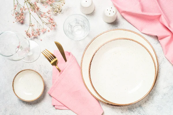 Cadre Table Avec Assiette Fleurs Couverts Table Cuisine Blanche Table — Photo