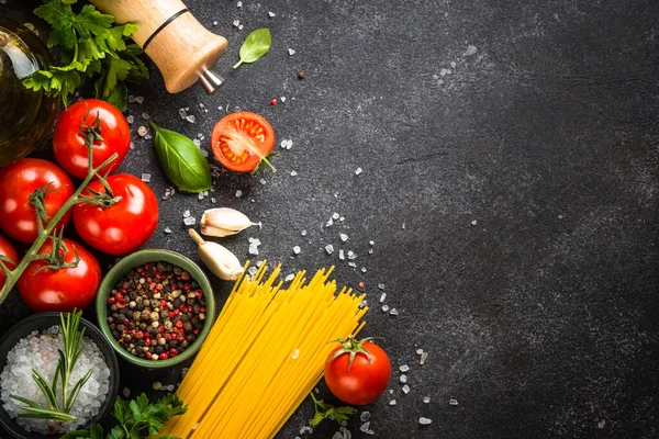 意大利食物背景为黑色 意大利面 橄榄油 罗勒和新鲜西红柿 带有复制空间的顶部视图 — 图库照片