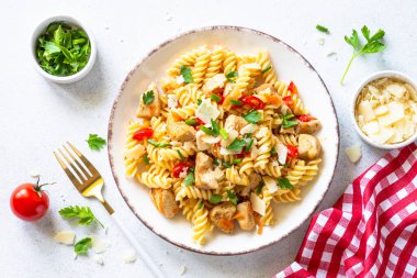 Hindi, tavuk, sebze ve parmesanlı makarna. Üst görünüm.