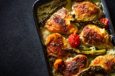 Kuşkonmaz ve kremalı soslu sebzeli fırında tavuk budu..