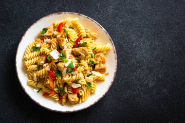 Hindi, tavuk, sebze ve parmesanlı makarna. Üst görünüm.