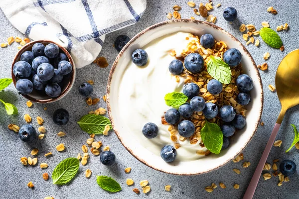 Joghurt Mit Müsli Und Frischen Blaubeeren Hellen Steintisch Gesundes Frühstück — Stockfoto