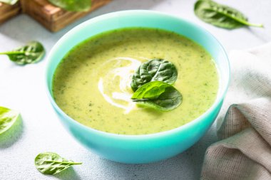 Yeşil çorba. Kremalı ıspanak kremalı çorba. Sağlıklı vejetaryen yemeği. Kapat..