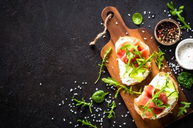 Krem peynirli sandviç ve jambonlu sandviç veya taze yeşillikli jambon. En üstteki görünüm koyu.