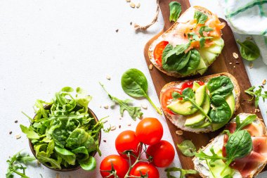 Yemekler için malzemeli sandviç seti. Beyaz masadaki üst görünüm.