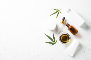 Beyaz üzerine esrar kozmetik ürünleri. Doğal kozmetik. Krema, sabun, serum ve diğerleri. Kopyalama alanı olan düz resim.
