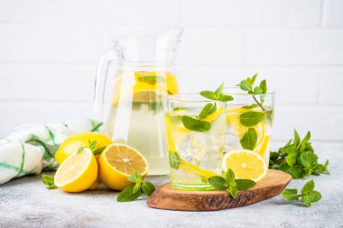 Beyaz masada iki bardak limonata. Yaz içeceği, geleneksel içecek kokteyli..