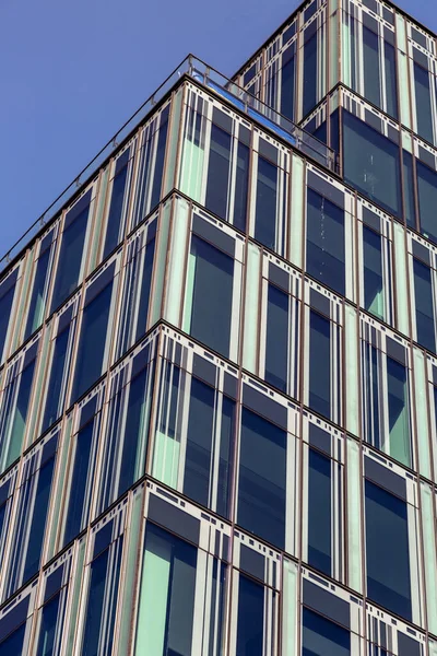 Gökdelen. Gökdelen mavi gökyüzüne karşı. Büyük bir şehirde cam ve metal bina, ofis ve iş merkezi. Modern mimari.