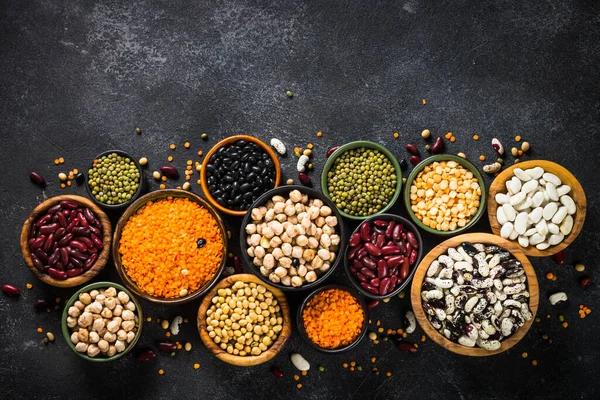 Legumbres Lentejas Garbanzos Frijoles Surtido Diferentes Cuencos Mesa Piedra Negra — Foto de Stock