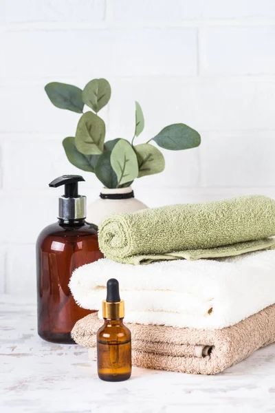Spa Background White Spa Salon Bathroom Stack Towels Shampoo Bottle — Stock Photo, Image