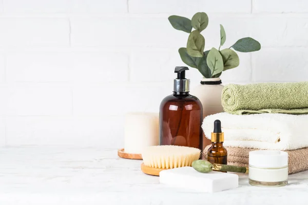 Badkamer Met Accessoires Stapel Handdoeken Shampoo Fles Zeep Serumflessen Cosmetica — Stockfoto