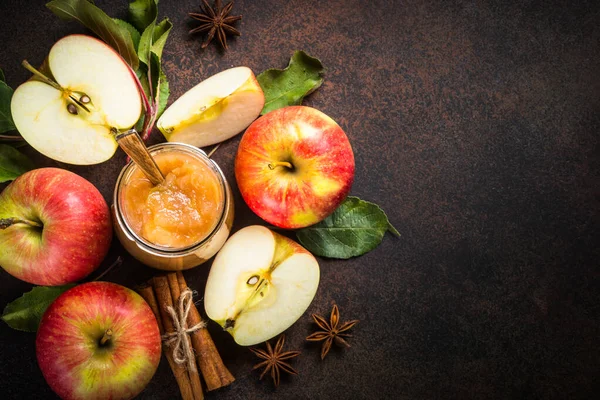 Marmellata Mele Nel Barattolo Vetro Mele Fresche Foglie Spezie Sfondo — Foto Stock