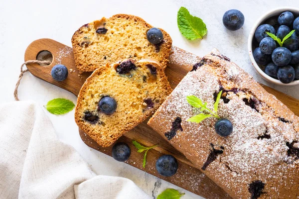 Beyaz arka planda yaban mersinli kek. Ev yapımı tatlı pişirme. En üst görüntü.
