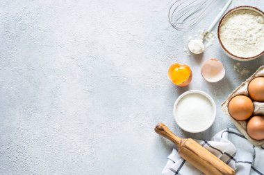 Arkaplan malzemeleri pişiriyorum. Un, şeker, yumurta ve merdane. Kopyalama alanı olan üst görünüm.