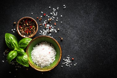 Baharatlı ve siyah fesleğenli yemek pişirme geçmişi. Kopyalama alanı olan üst görünüm.