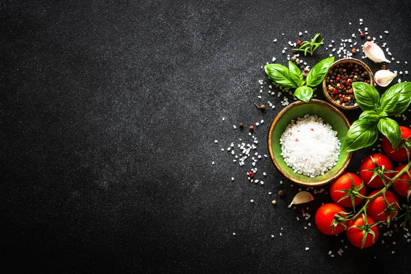 Élelmiszer Háttér Fekete Asztal Friss Zöldségekkel Fűszerekkel Fűszerekkel Hozzávalók Fénymásoló — Stock Fotó