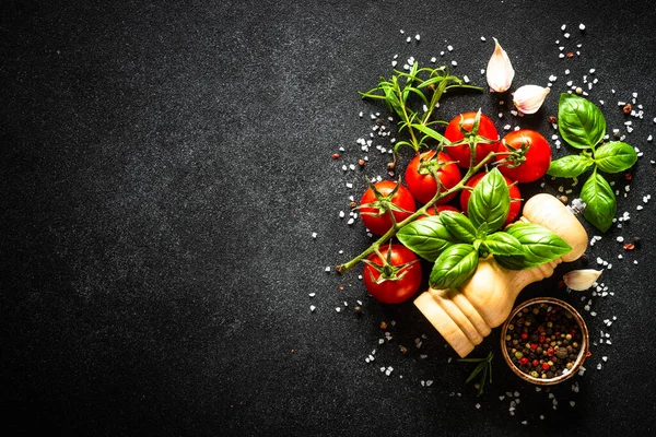 Élelmiszer Háttér Friss Zöldségek Gyógynövények Fűszerek Fekete Hozzávalók Fénymásoló Felülettel — Stock Fotó