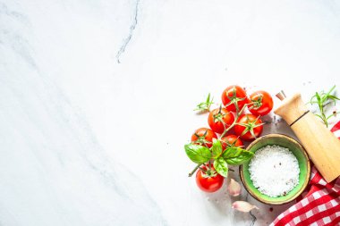 Sebzeler, otlar ve baharatlarla dolu beyaz mermer bir masa. Kopyalama alanı olan düz.