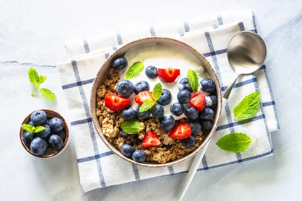 大理石のテーブルでグラノーラと新鮮な果実とギリシャヨーグルト 健康的な朝食食事 トップ表示 — ストック写真