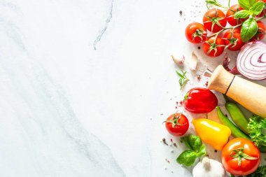 Taze sebzeler, otlar ve baharatlar. Yemek yapmak için gerekli malzemeler. Kopyalama alanı olan üst görünüm.