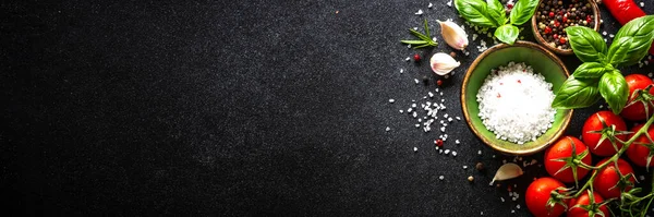 Fond Alimentaire Sur Table Pierre Noire Avec Légumes Herbes Épices — Photo