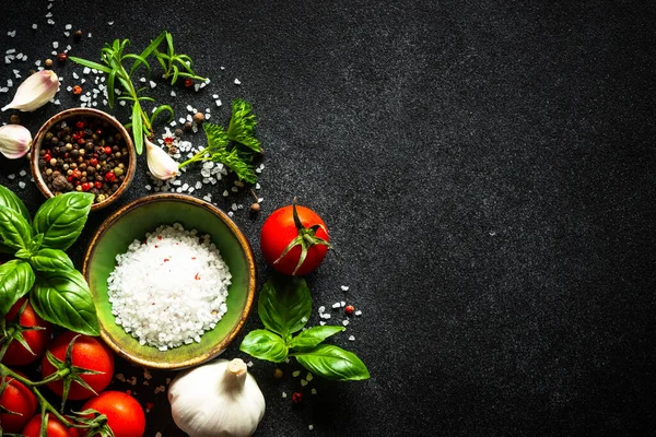 Élelmiszer Háttér Fekete Asztal Zöldségek Gyógynövények Fűszerek Felülnézet Másolási Hellyel — Stock Fotó