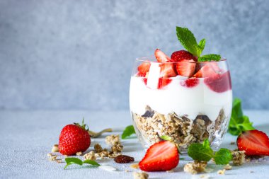 Kremalı ya da yoğurtlu parfüm, reçel ve cam kavanozda taze çilek. Kapat..