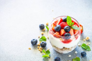 Kremalı ya da yoğurtlu parfüm, reçel ve cam kavanozda taze böğürtlen. Üst görünüm.