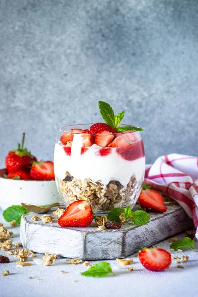 Parfait Con Crema Yogur Mermelada Fresas Frescas Frasco Vidrio Cerca — Foto de Stock