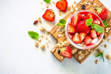 Kremalı ya da yoğurtlu parfüm ve cam kavanozda taze böğürtlen. Üst görünüm.