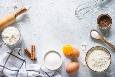 Arkaplan malzemeleri pişiriyorum. Un, şeker, yumurta ve merdane. Kopyalama alanı olan üst görünüm.