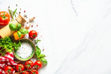 Taze sebzeler, otlar ve baharatlar. Yemek yapmak için gerekli malzemeler. Kopyalama alanı olan üst görünüm.