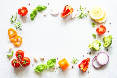 Yemek arkaplanı. Taze sebzeler, bitkiler ve baharatlar beyaz üzerine. Kopyalama alanı olan düz resim.