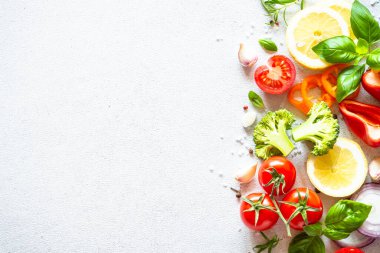 Taze sebzeler, otlar ve baharatlar beyaz arka planda. Yemek yapmak için gerekli malzemeler. Kopyalama alanı olan üst görünüm.