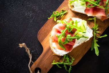 Krem peynirli sandviç ve jambonlu sandviç veya taze yeşillikli jambon. En üstteki görünüm koyu.