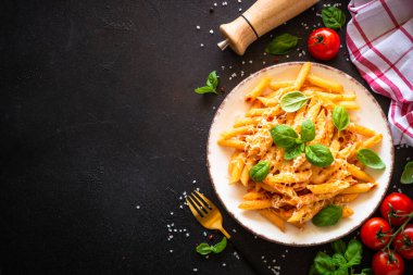 Domates soslu İtalyan makarnası, fesleğen ve parmesan peyniri. Domates soslu makarna alla arrabbiata. Üst görünüm.