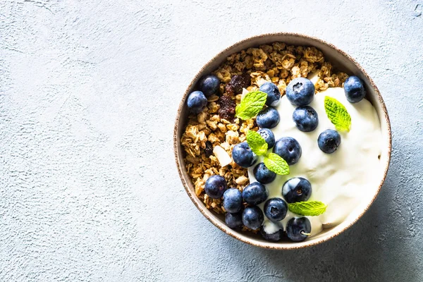 Yogur Griego Con Granola Arándanos Frescos Mesa Piedra Clara Vista —  Fotos de Stock