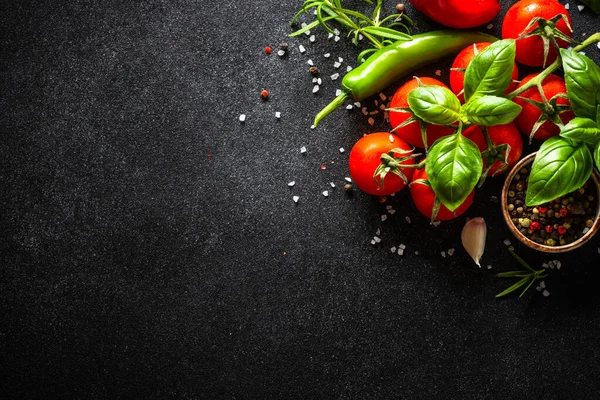 Ernährungshintergrund Gesundes Ernährungskonzept Auf Schwarzem Steintisch Frisches Gemüse Kräuter Und — Stockfoto