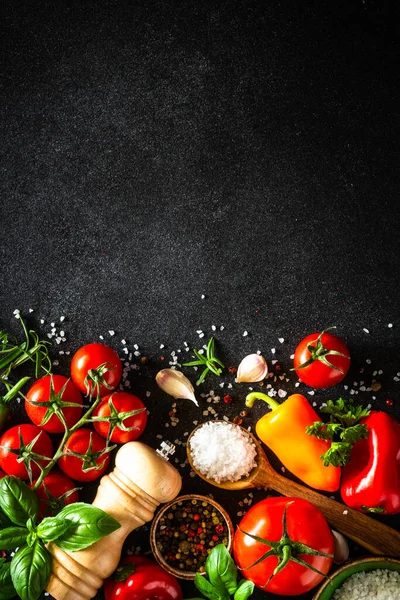 Élelmiszer Háttér Fekete Asztal Friss Zöldségekkel Fűszerekkel Fűszerekkel Hozzávalók Fénymásoló — Stock Fotó