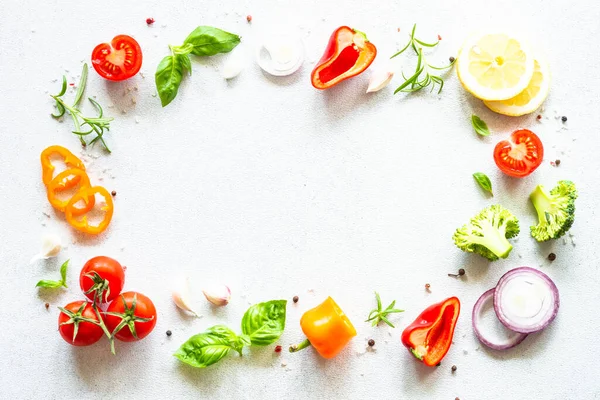 Yemek arkaplanı. Taze sebzeler, bitkiler ve baharatlar beyaz üzerine. Kopyalama alanı olan düz resim.