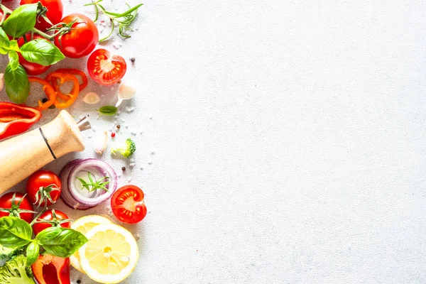 Taze sebzeler, otlar ve baharatlar beyaz arka planda. Sağlıklı yemek için gerekli malzemeler. Kopyalama alanı olan Düz.