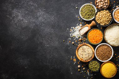 Glütensiz yemek, mısır gevreği. Pirinç, karabuğday, mısır, mercimek, soya fasulyesi ve siyah kinoa. Alerjisi yok. Kopyalama alanı olan üst görünüm.