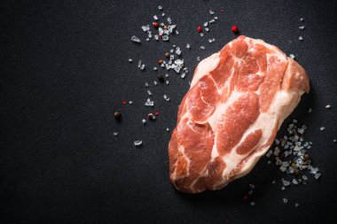 Koyu masada fesleğen ve parmesan peynirli İtalyan makarnası. Domates soslu Fusilli makarna. Üst görünüm.