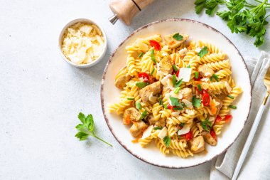 Hindili makarna, sebze ve parmesanlı beyaz masa. Kopyalama alanı olan üst görünüm.